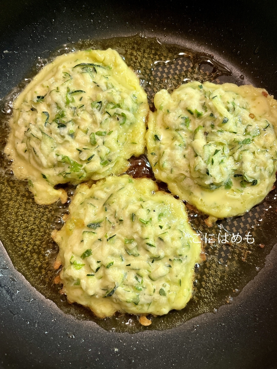 フライパンにオリーブオイルを入れて、丸くこんがりと焼く。