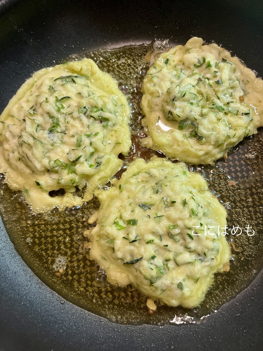 フライパンにオリーブオイルを入れて、丸くこんがりと焼く。