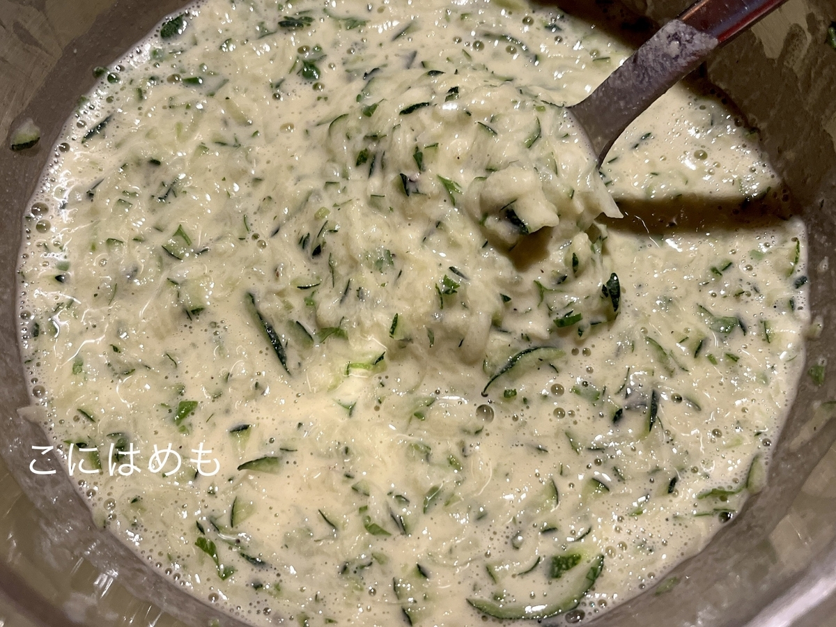 小麦粉を少しずつ入れて混ぜる。