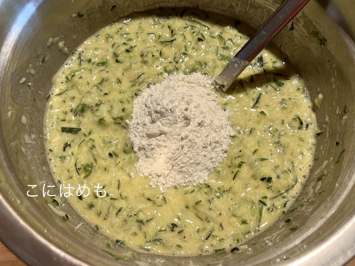 小麦粉を少しずつ入れて混ぜる。
