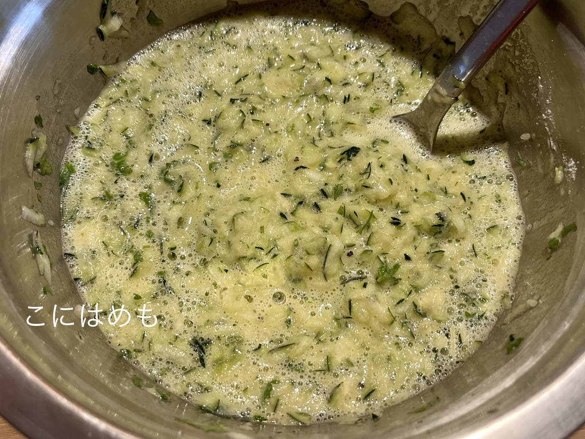 小麦粉を少しずつ入れて混ぜる。