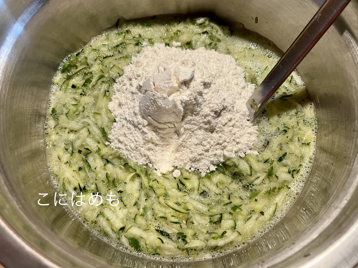 小麦粉を少しずつ入れて混ぜる。