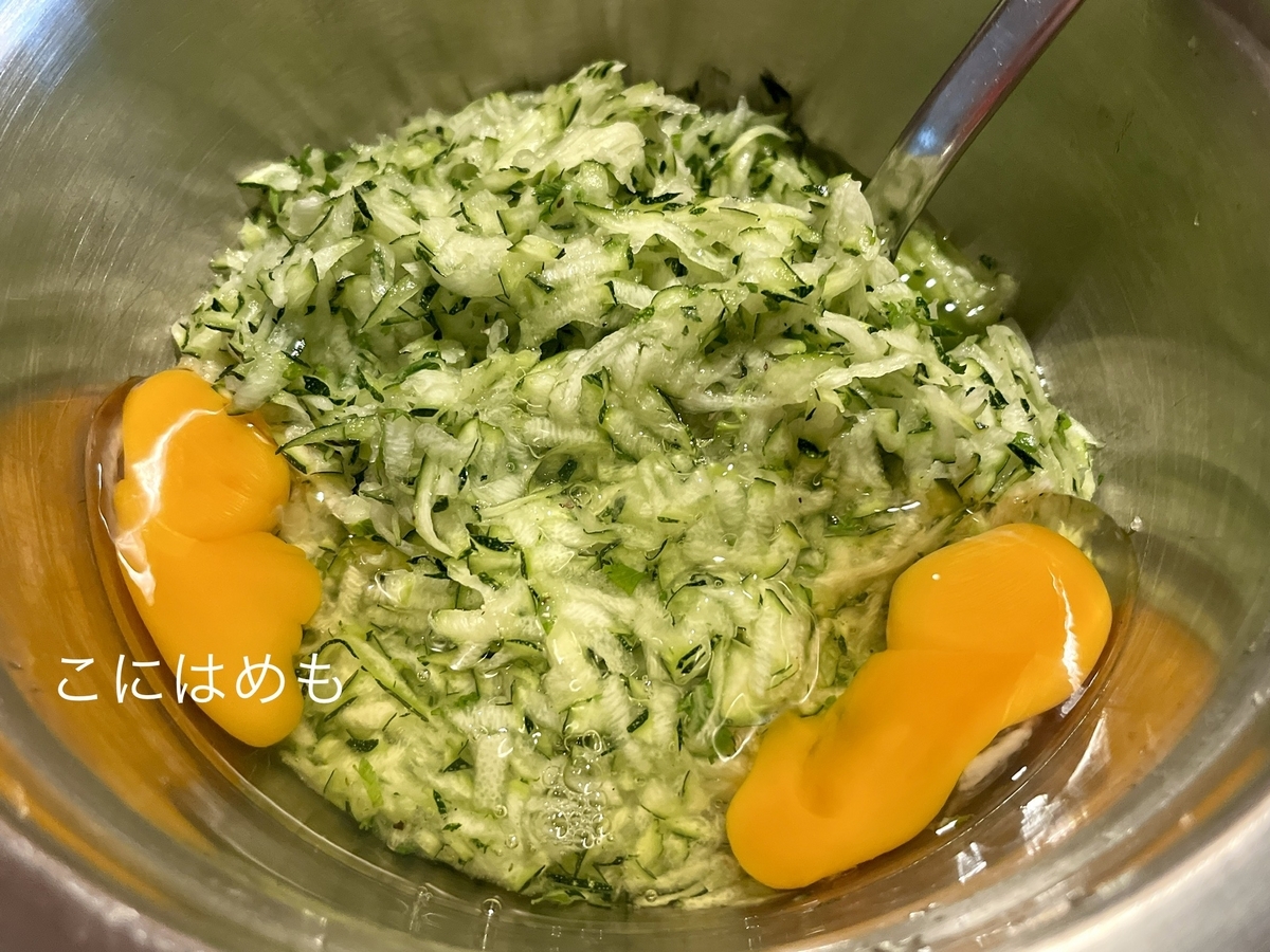 卵を入れて混ぜる。