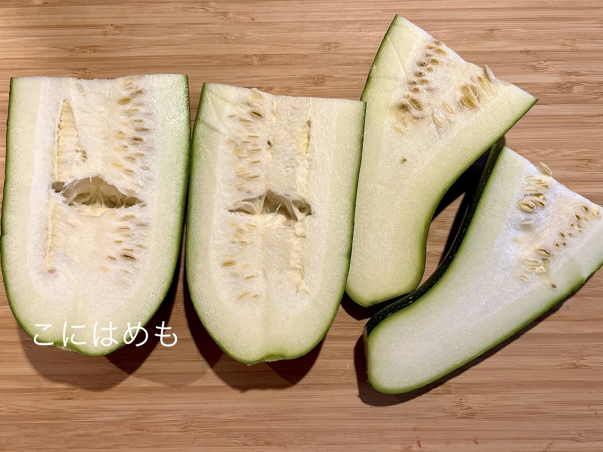ズッキーニをカットし、種を取り出して、すりおろす。