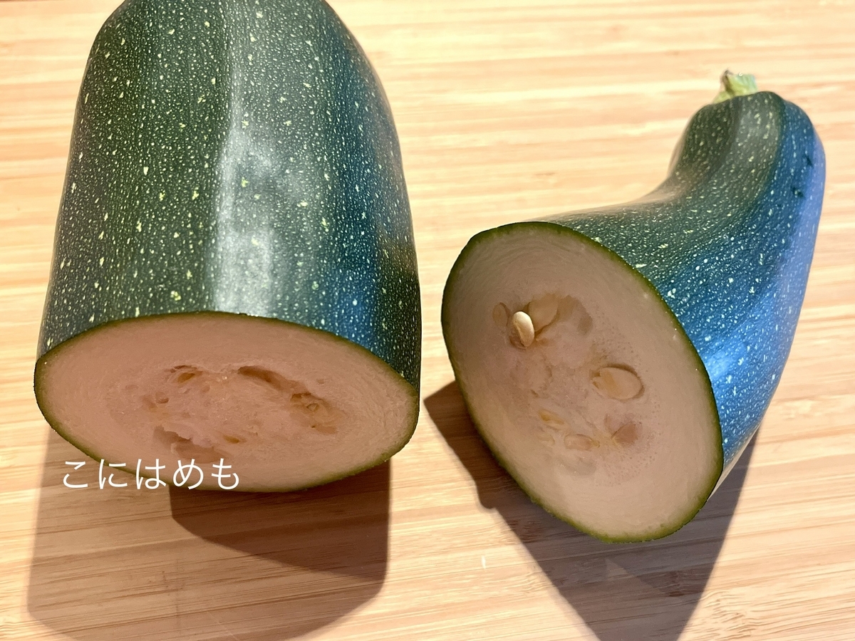 ズッキーニをカットし、種を取り出して、すりおろす。