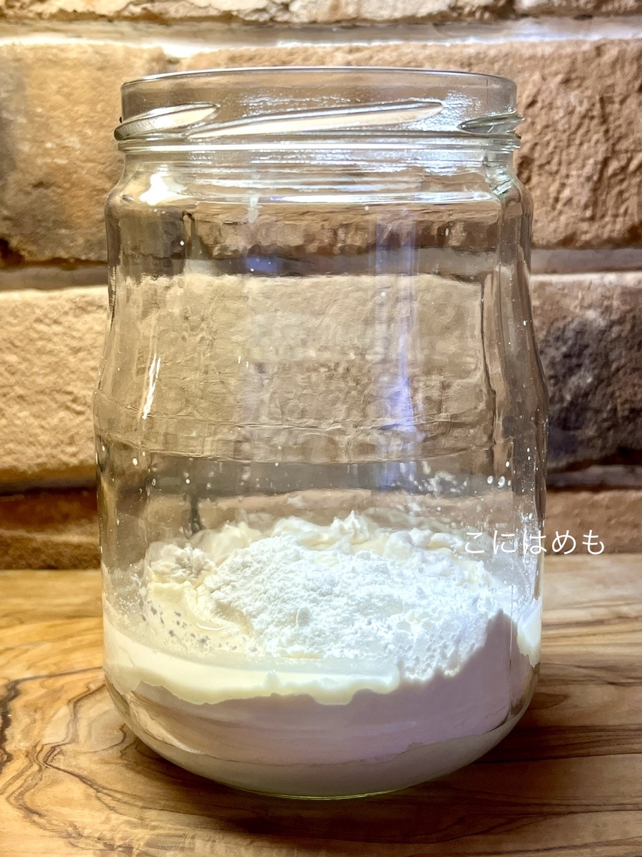 強力粉50g、お水50gを入れる。