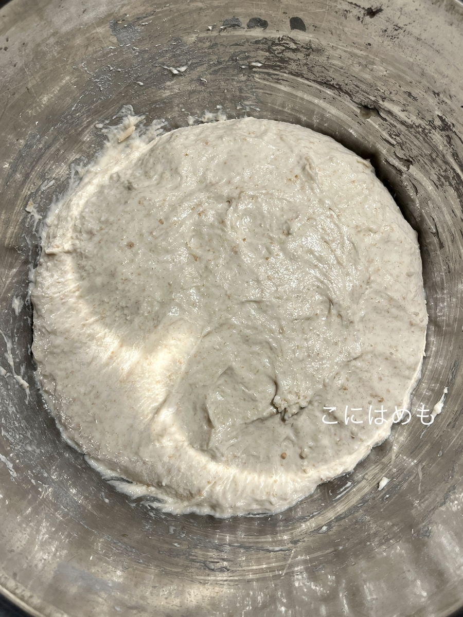 強力粉、薄力粉、スペルト小麦、砂糖を入れて混ぜる。