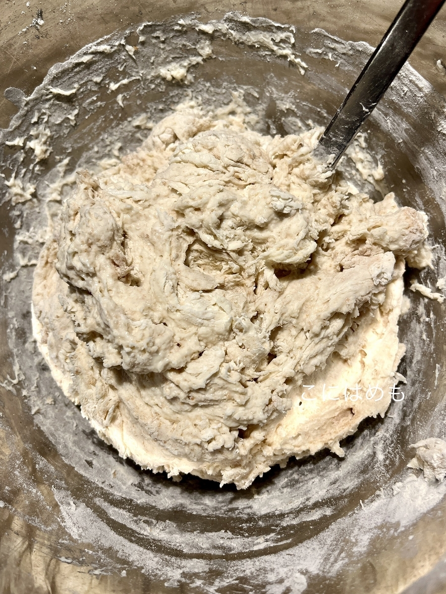 強力粉、薄力粉、スペルト小麦、砂糖を入れて混ぜる。