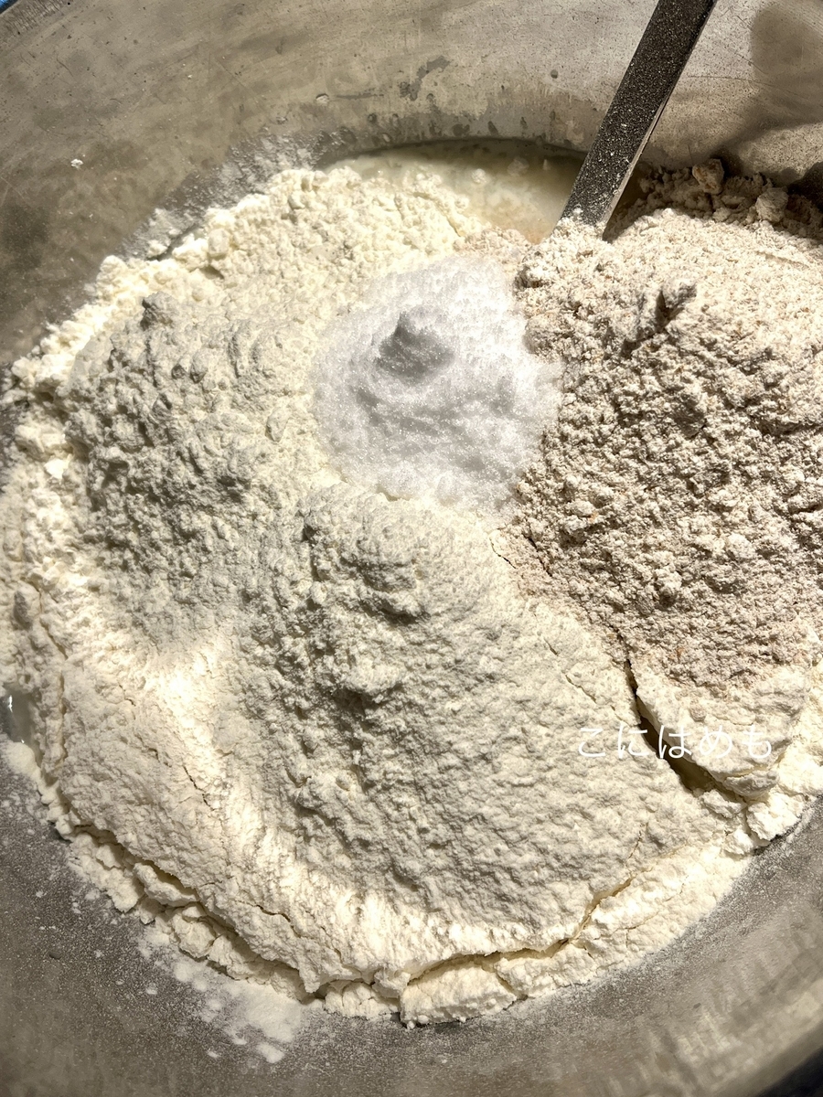 強力粉、薄力粉、スペルト小麦、砂糖を入れて混ぜる。