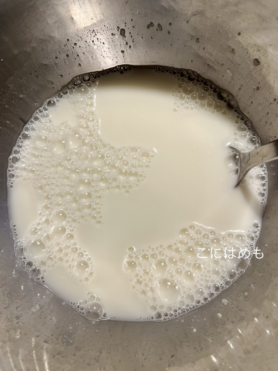元気な天然酵母、水を混ぜる。