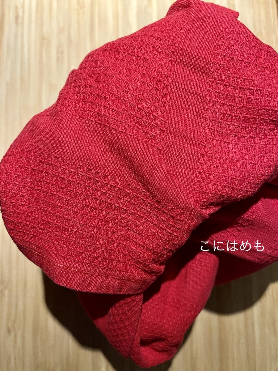 布巾やタオルなどでぐるりと包み冷ます。
