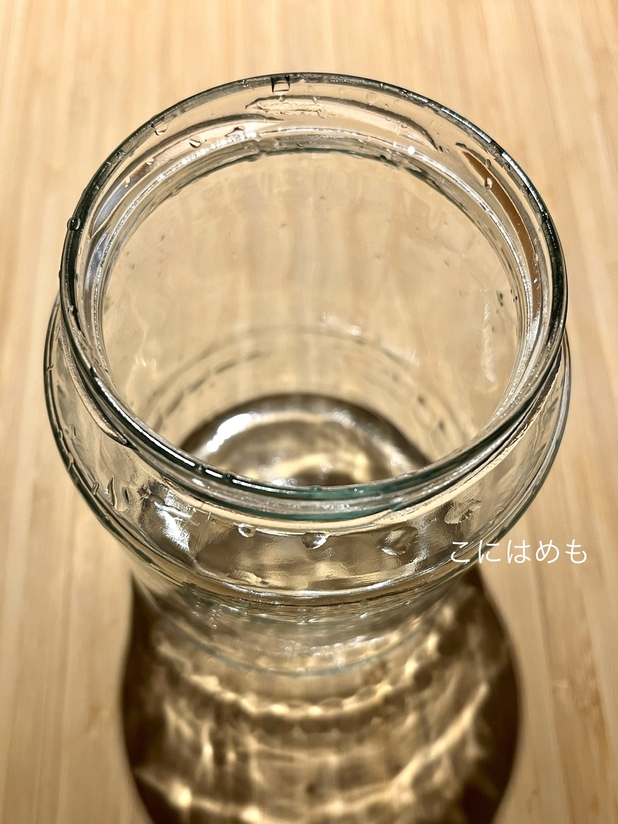 瓶を煮沸消毒する。 ジャムを詰める。