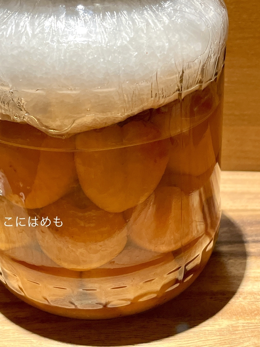 梅酢に浸かるように重石をする。