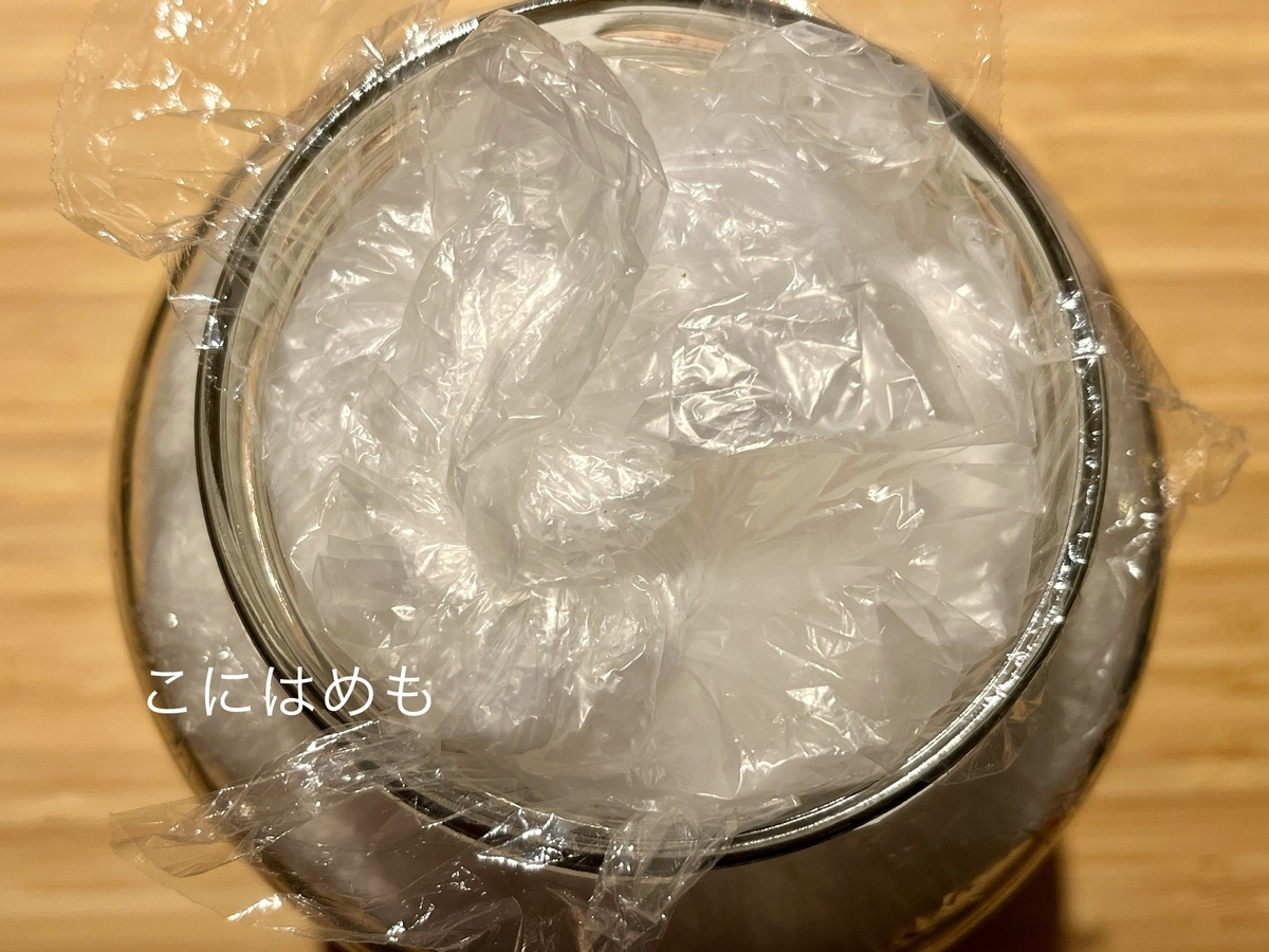 梅酢に浸かるように重石をする。