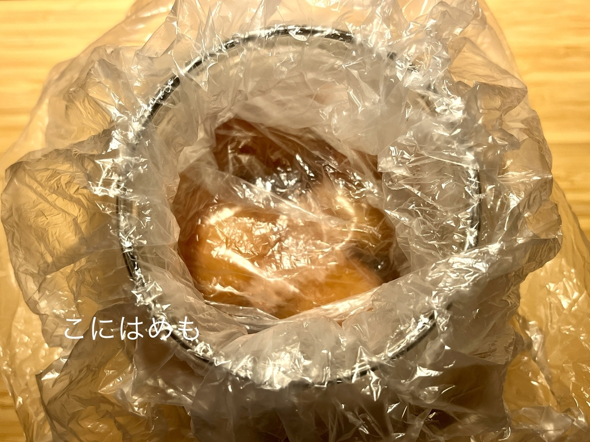 梅酢に浸かるように重石をする。