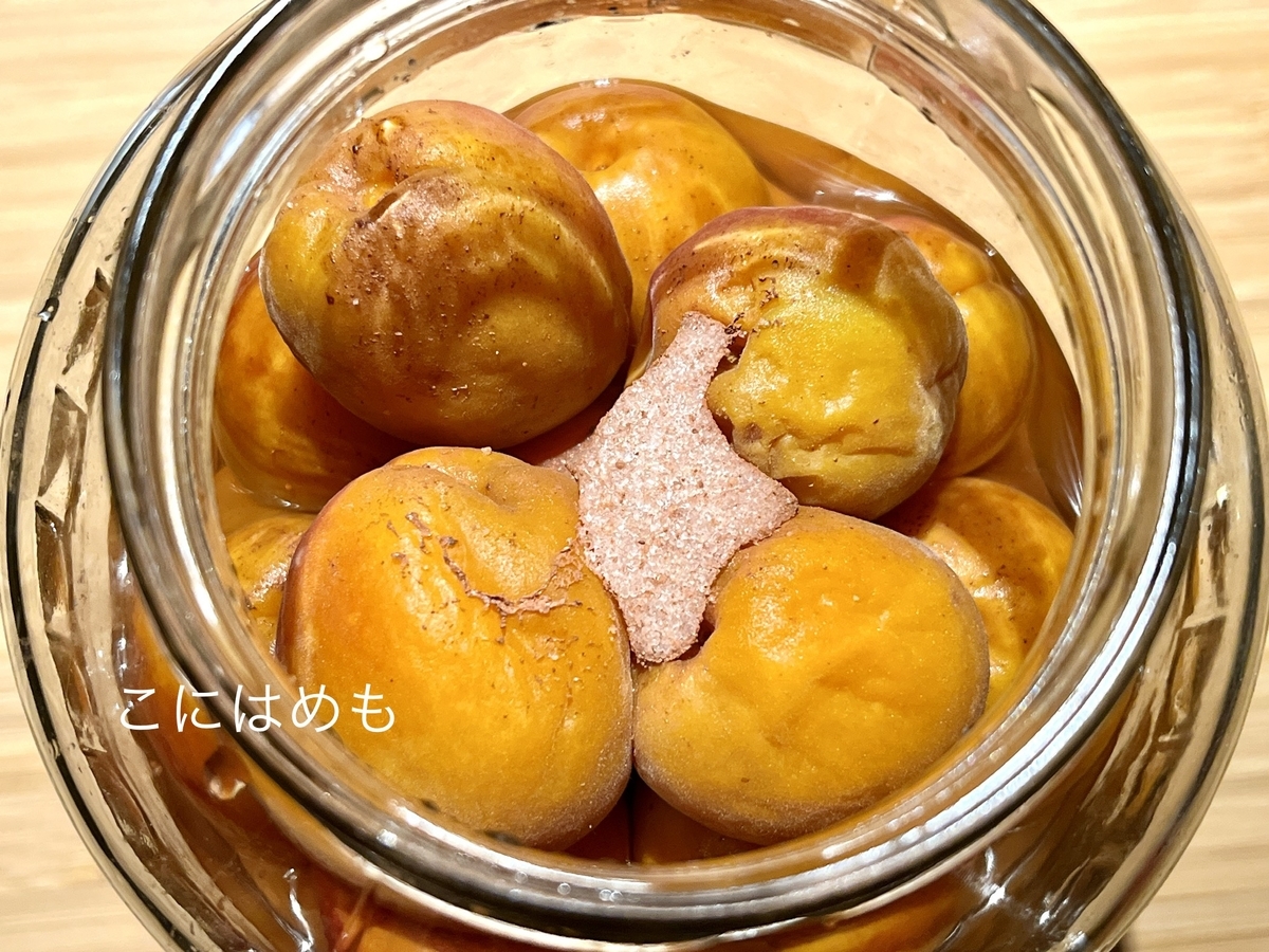 梅酢に浸かるように重石をする。