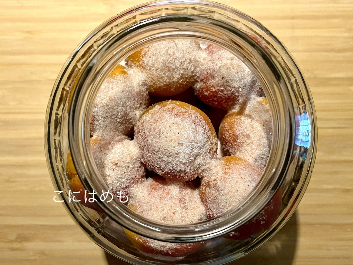 瓶にあんず、お塩を入れて層にしていく。