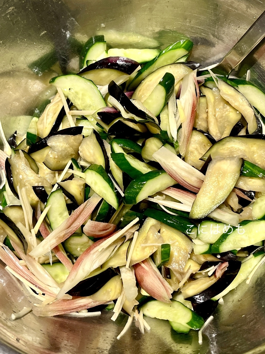 茄子、きゅうり、茗荷、生姜を切り、お塩で揉む。