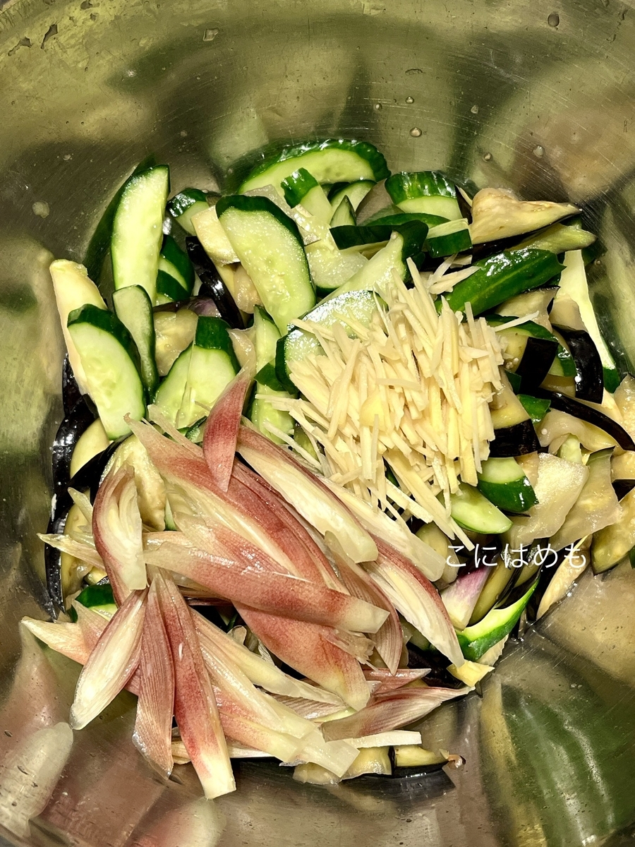 茄子、きゅうり、茗荷、生姜を切り、お塩で揉む。