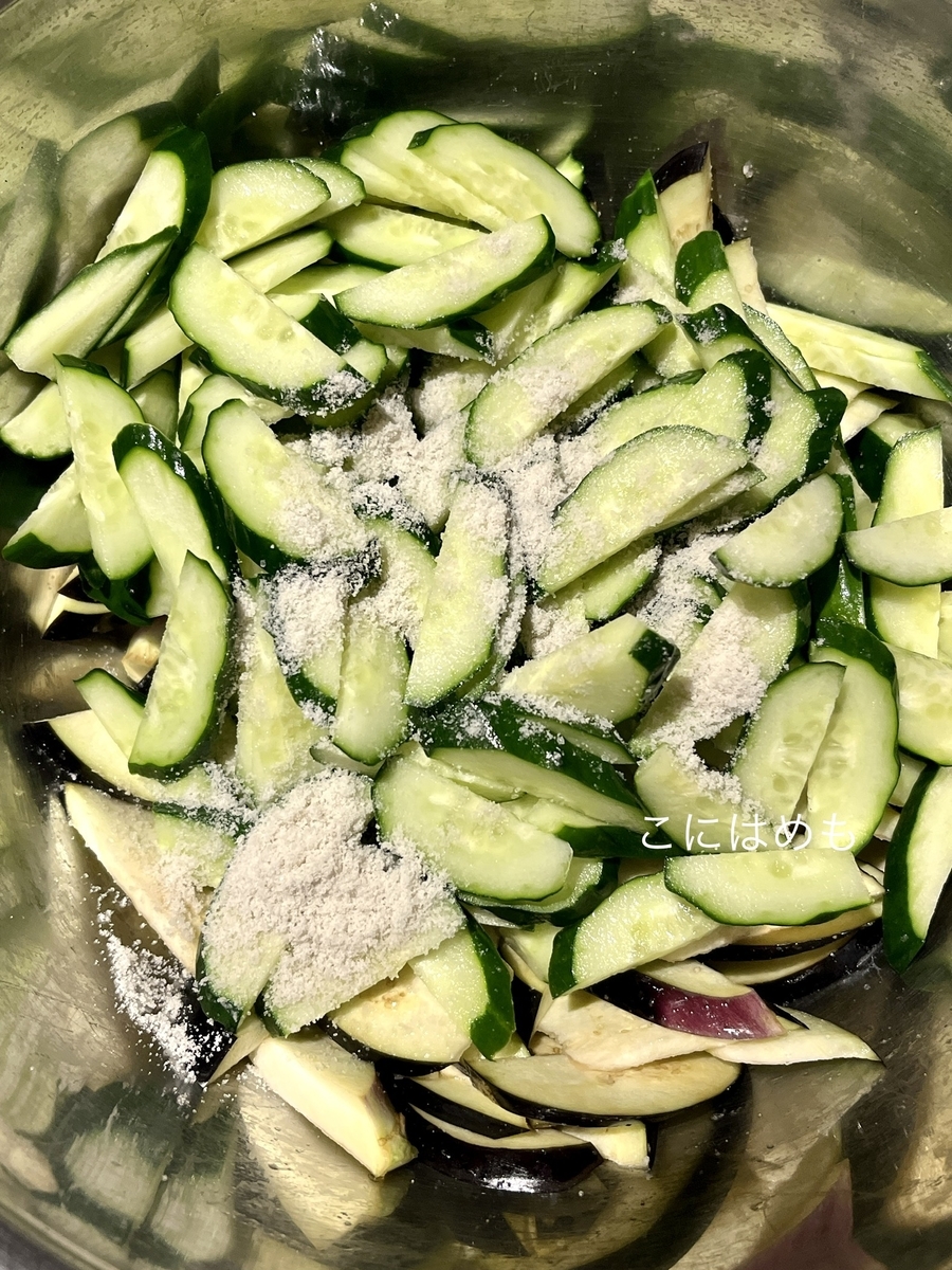 茄子、きゅうり、茗荷、生姜を切り、お塩で揉む。