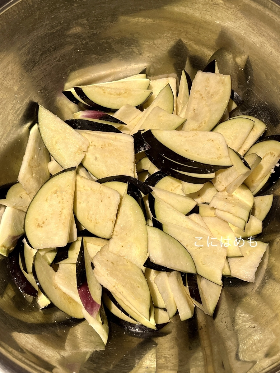茄子、きゅうり、茗荷、生姜を切り、お塩で揉む。