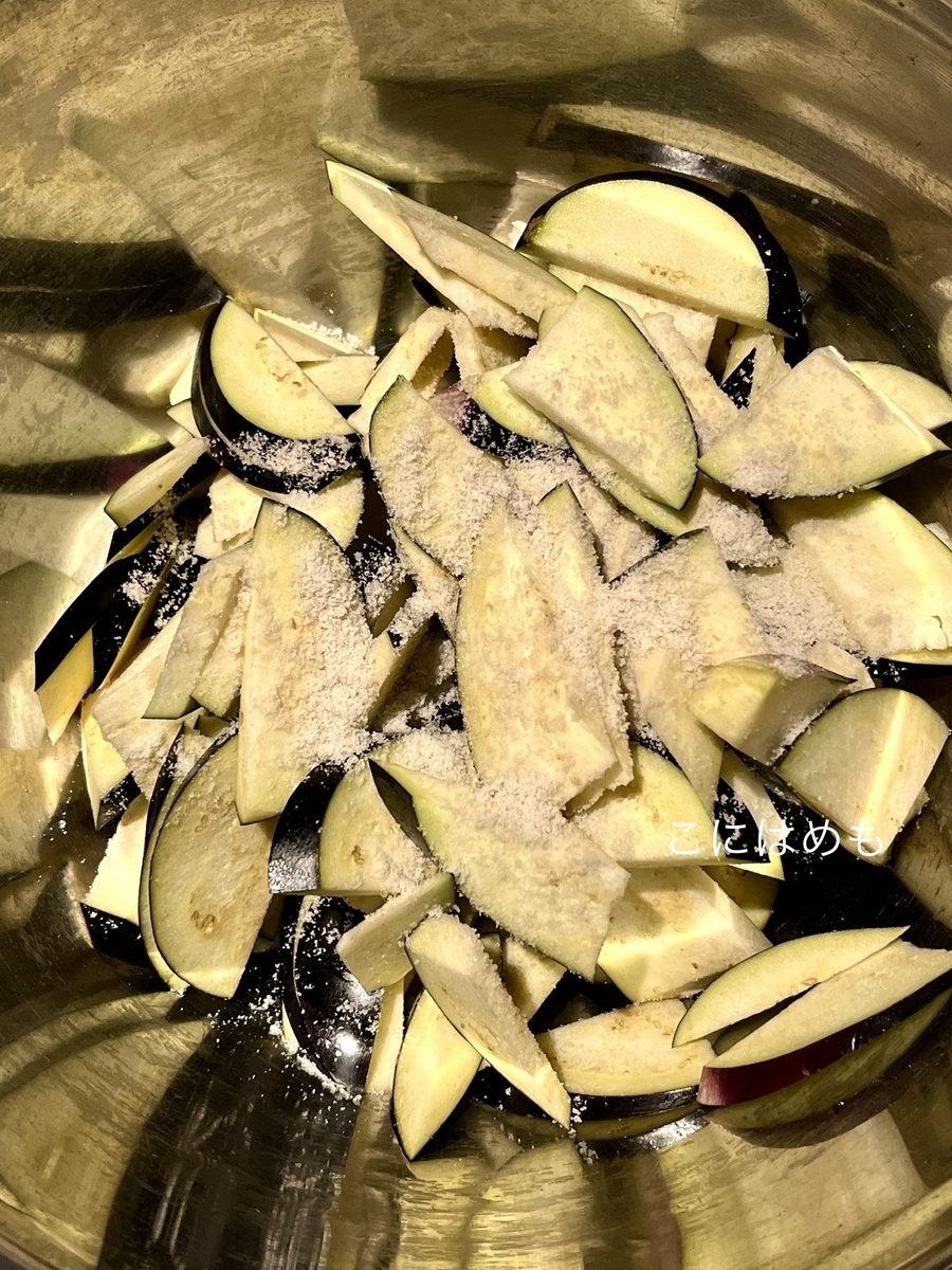 茄子、きゅうり、茗荷、生姜を切り、お塩で揉む。