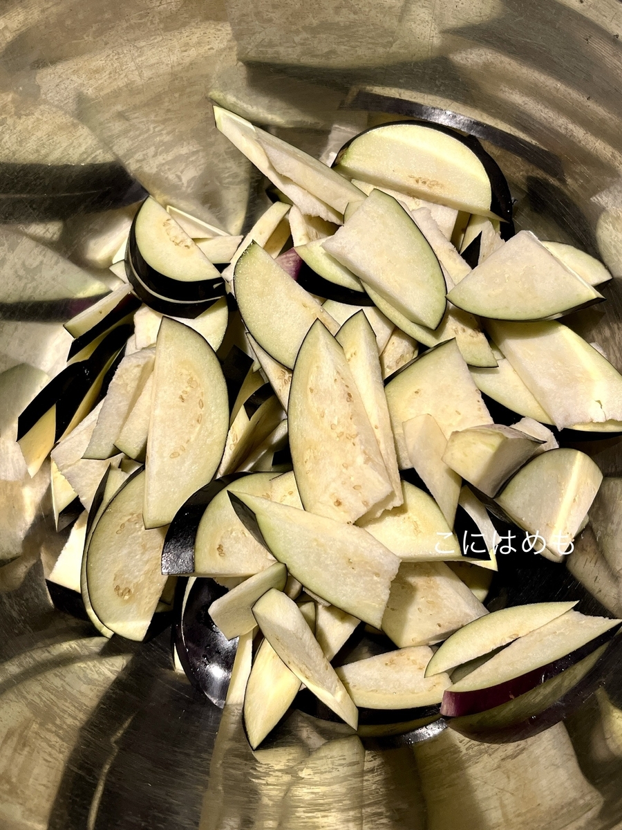 茄子、きゅうり、茗荷、生姜を切り、お塩で揉む。