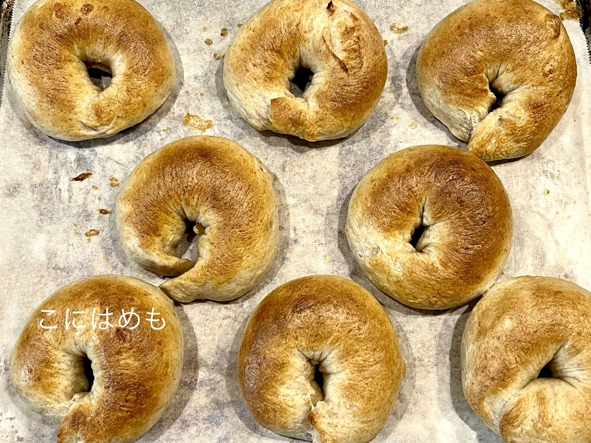 ベーグル生地をオーブンで焼く。