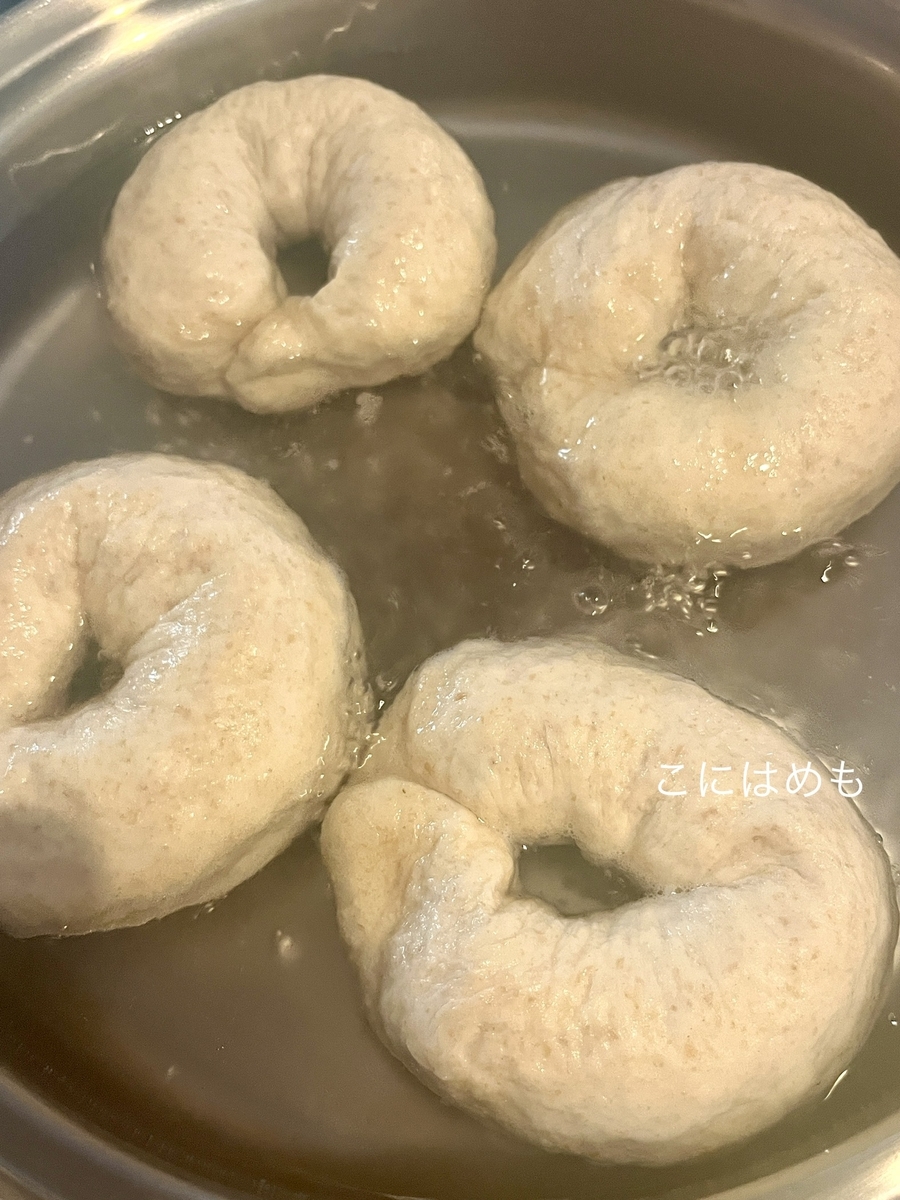 ベーグル生地を茹でる。