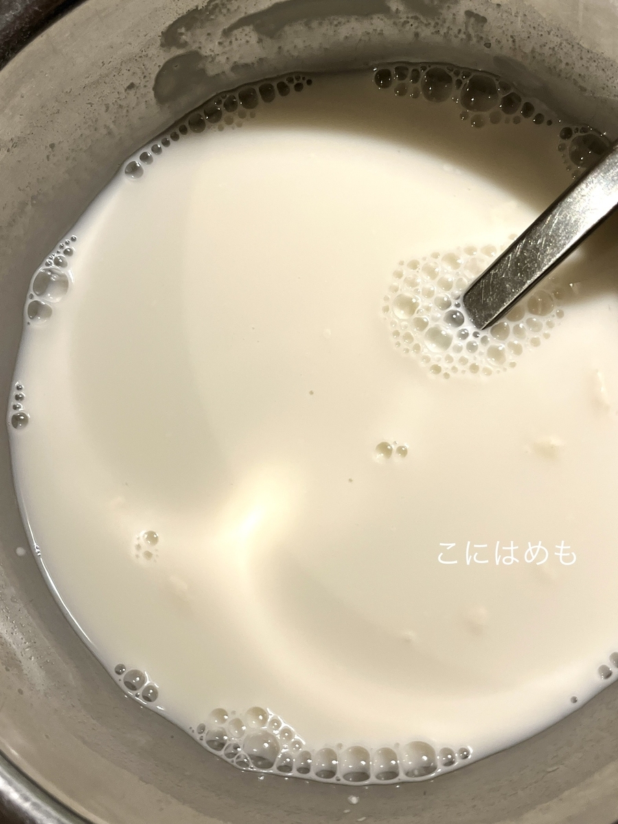 元気な天然酵母、お水を混ぜる。