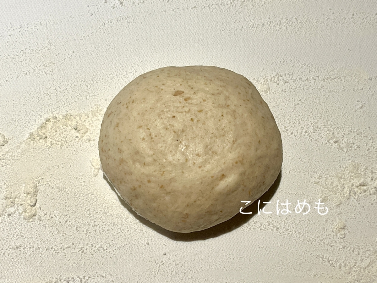 くるくると巻いてベーグルの形を作る。