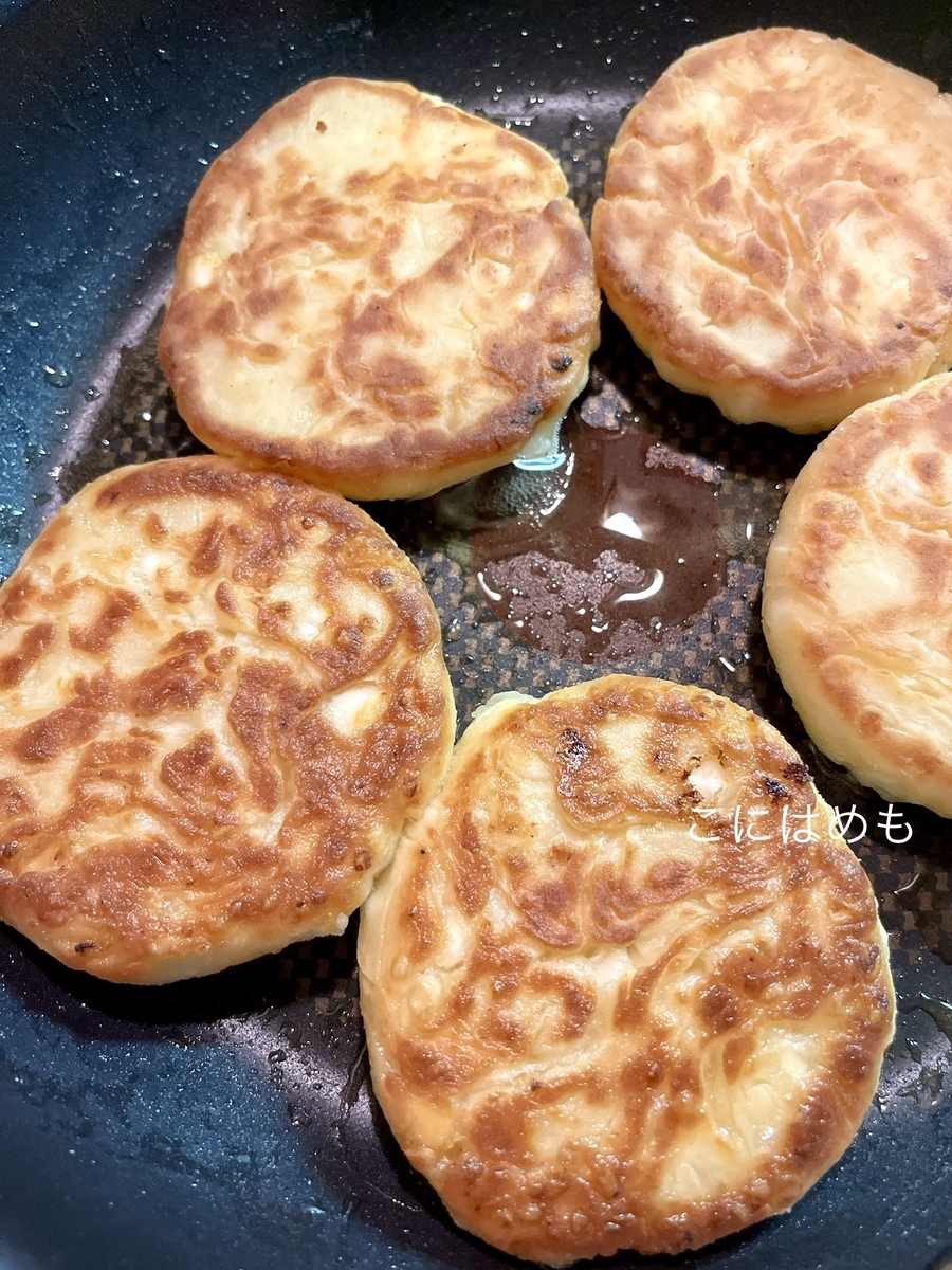 フライパンにオリーブオイルを入れてこんがり焼く。