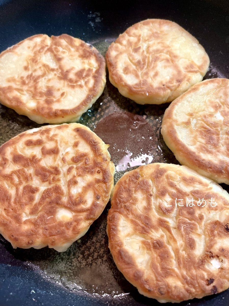 フライパンにオリーブオイルを入れてこんがり焼く。