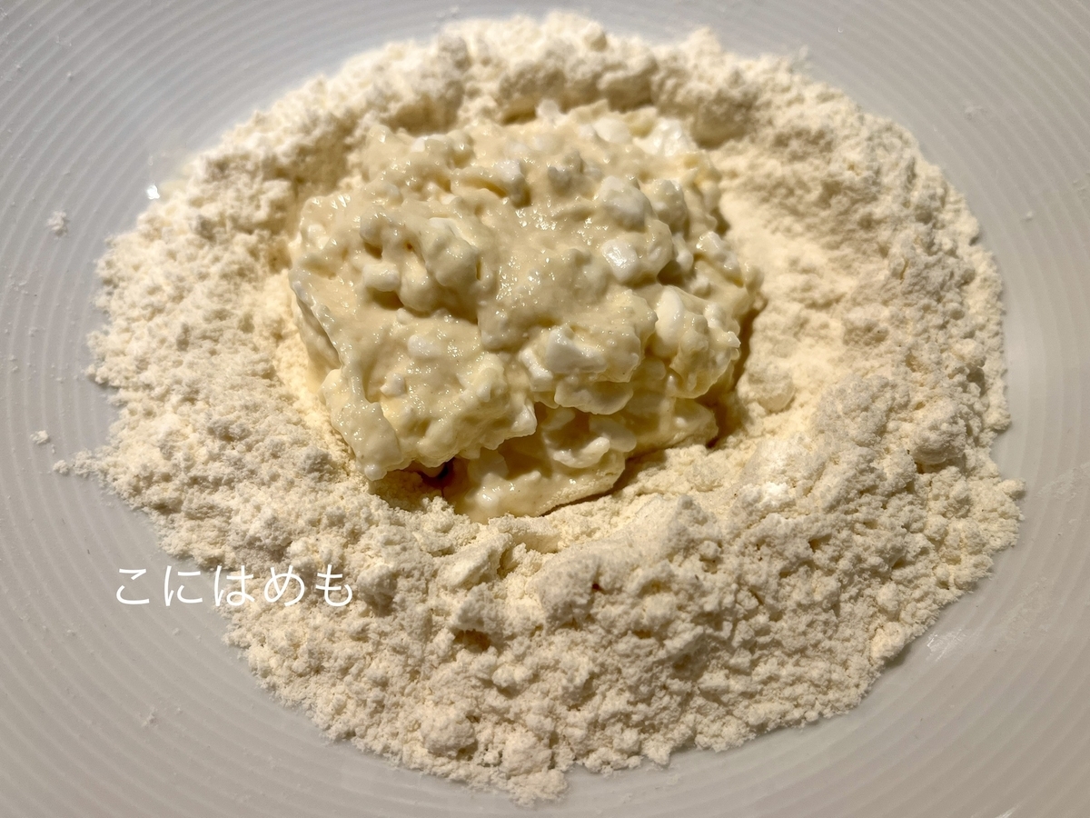 小麦粉を使って円盤型に整える。
