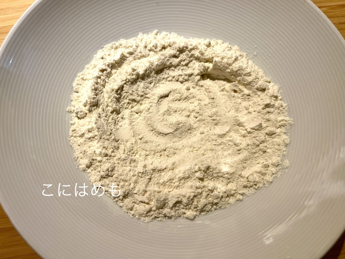 小麦粉を使って円盤型に整える。