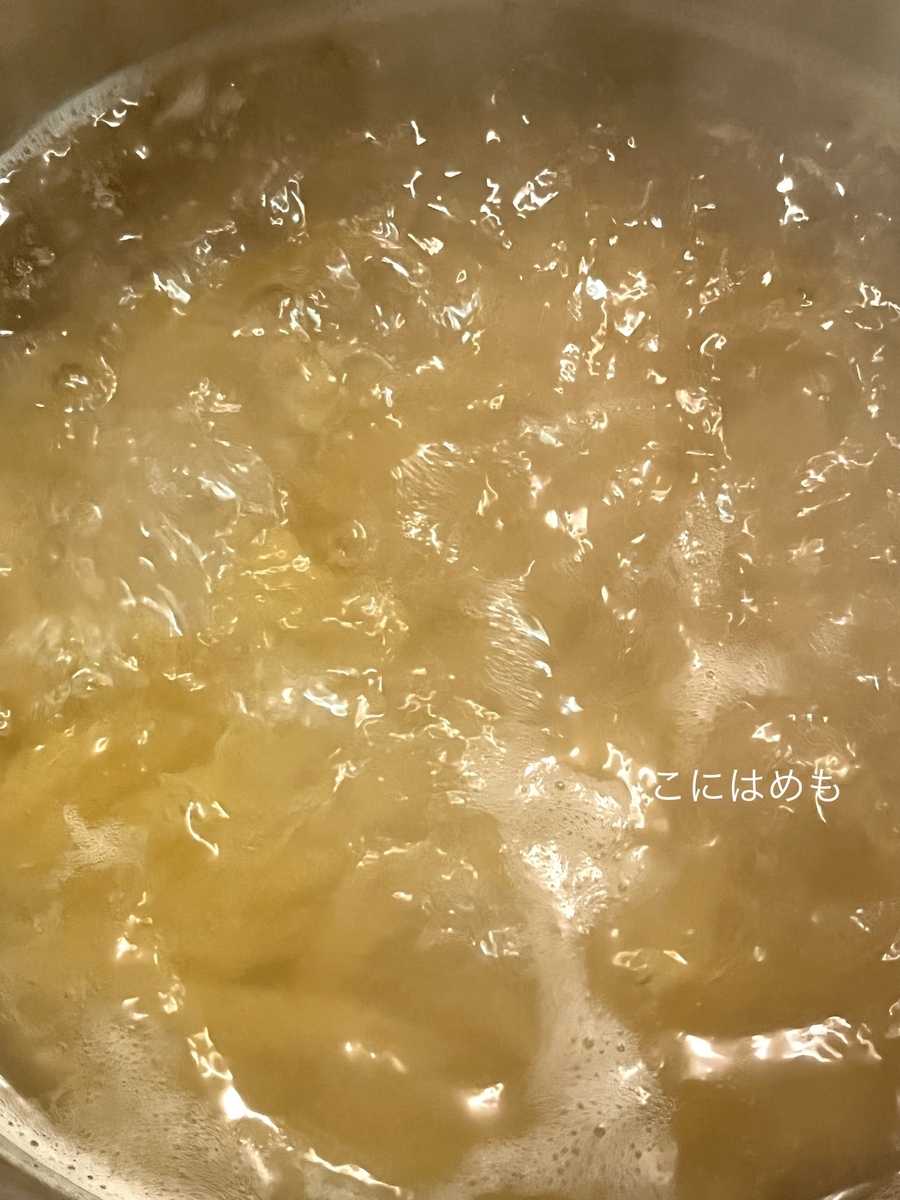 パスタを茹でる