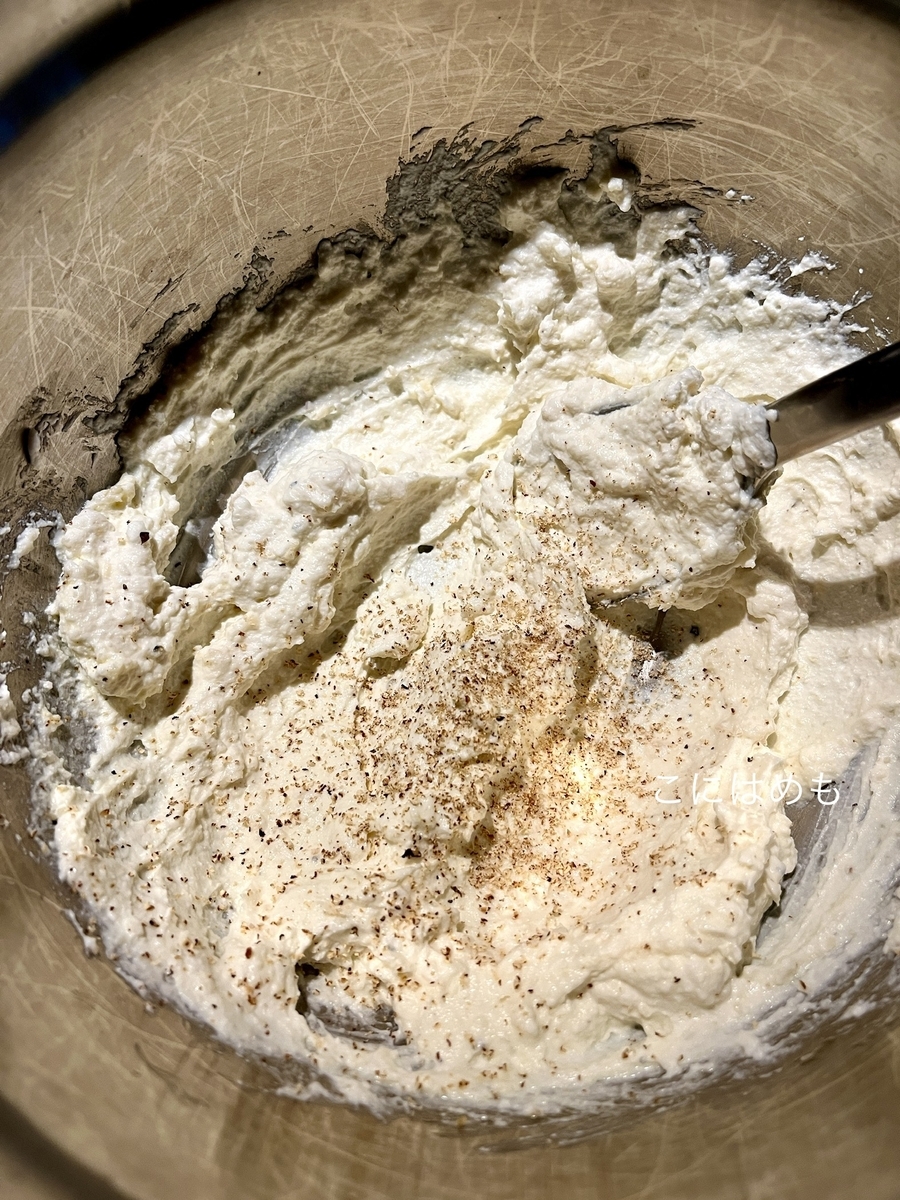 ボウルにリコッタチーズ、パルメザンチーズ、塩、こしょう、オリーブオイル、ナツメグを入れて混ぜる。