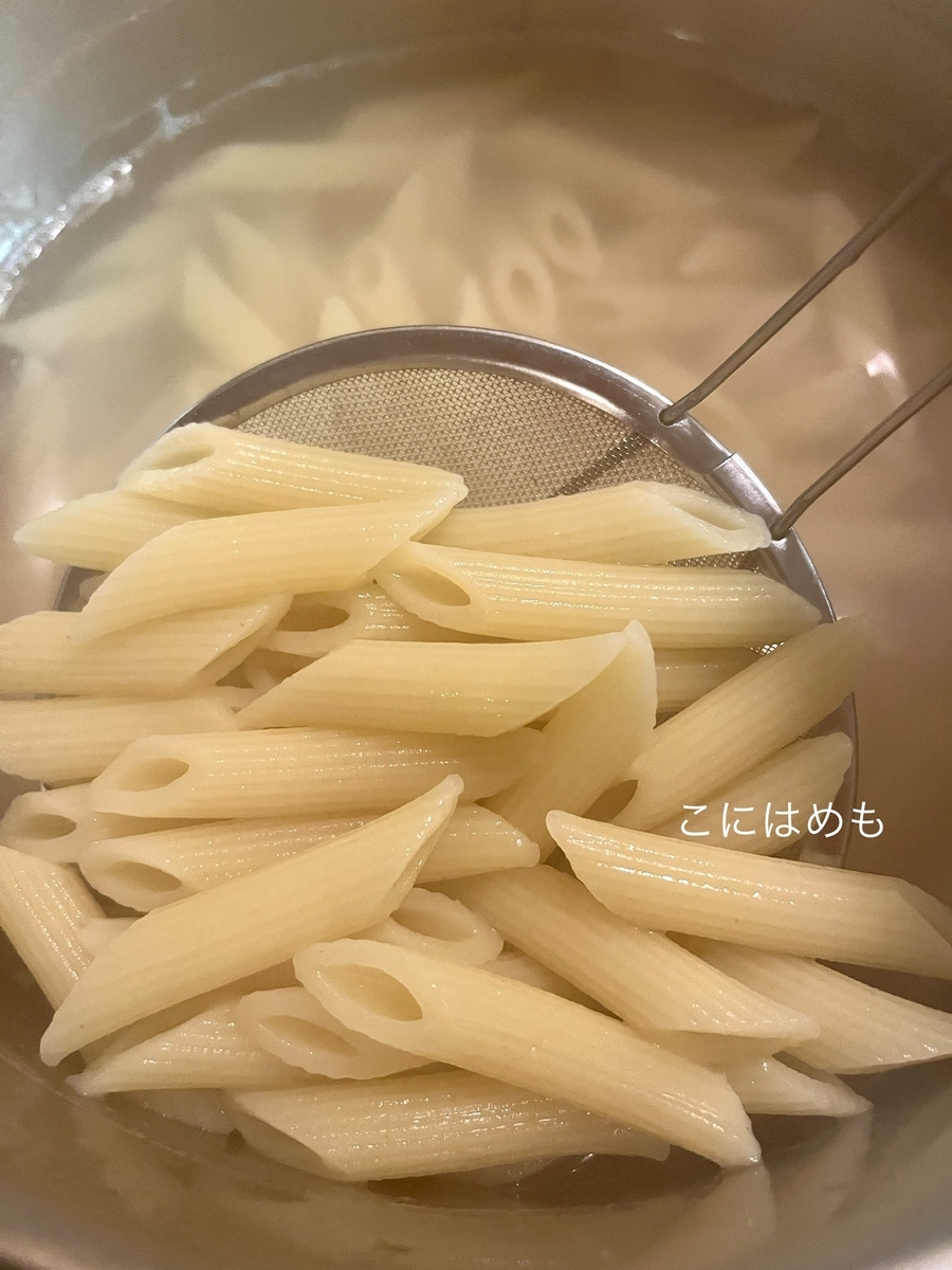 パスタを混ぜる。