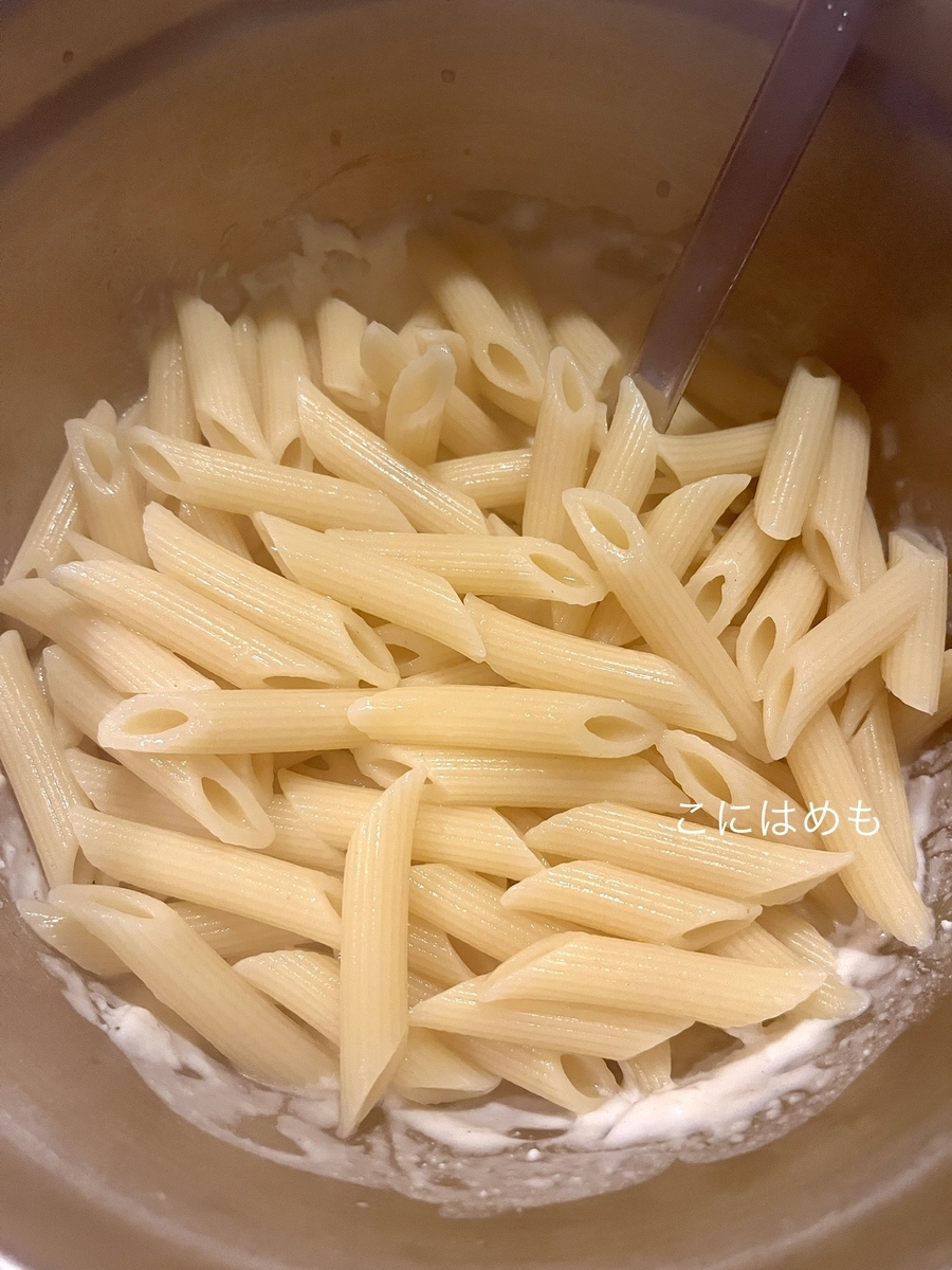 パスタを混ぜる。