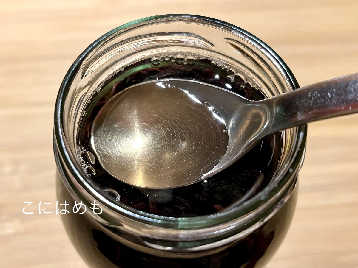 もみしそをりんご酢と一緒に保存用に瓶に詰める。
