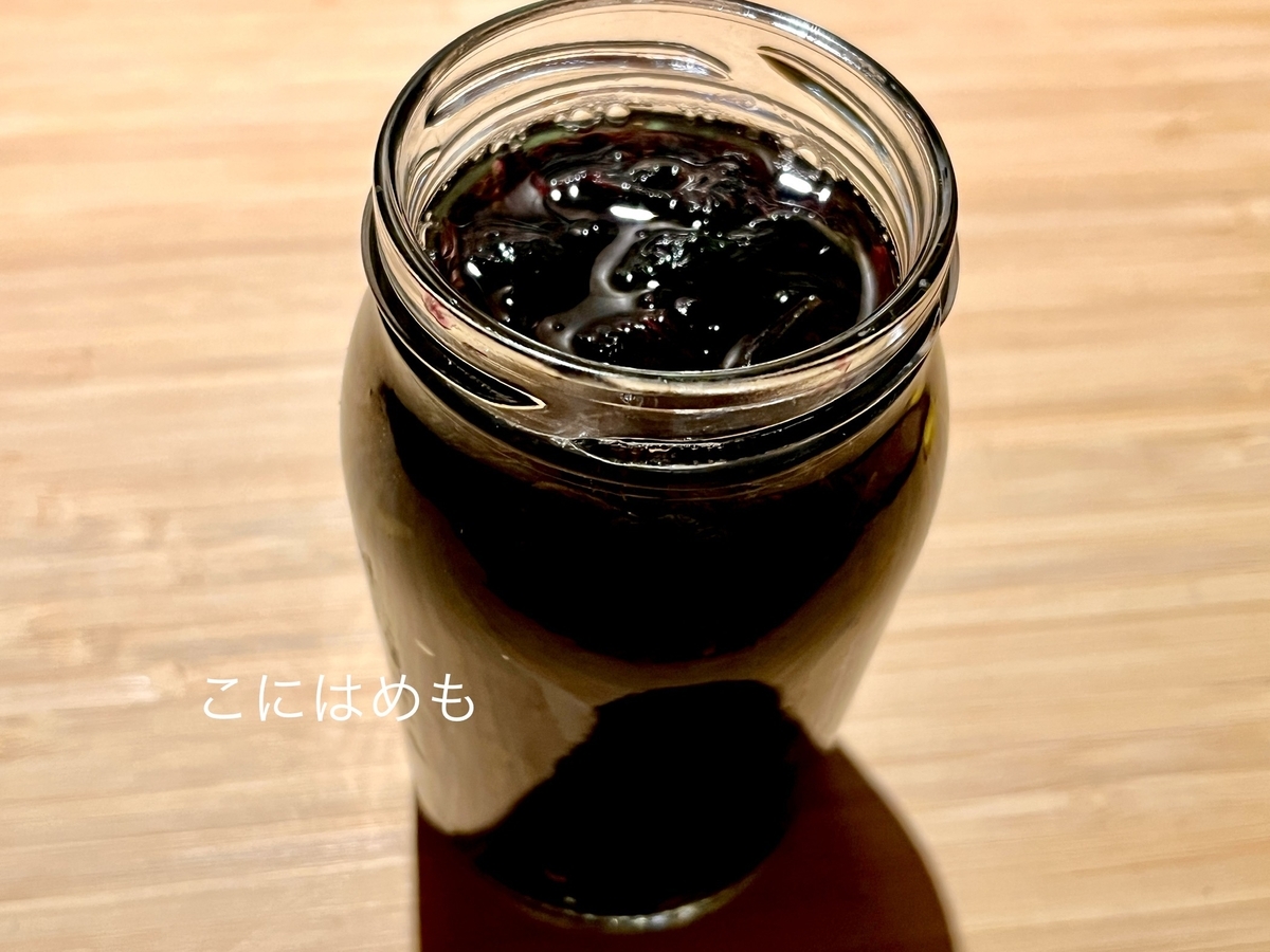 もみしそをりんご酢と一緒に保存用に瓶に詰める。