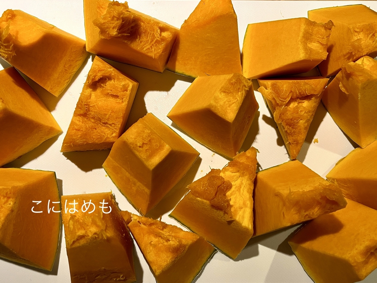 かぼちゃをカットしてオーブンで焼く。