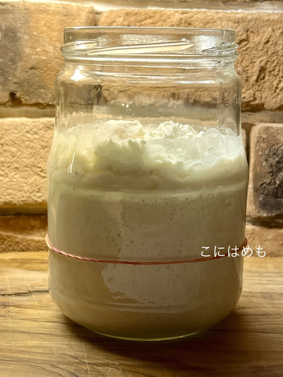 天然酵母を数日かけて元気にする。
