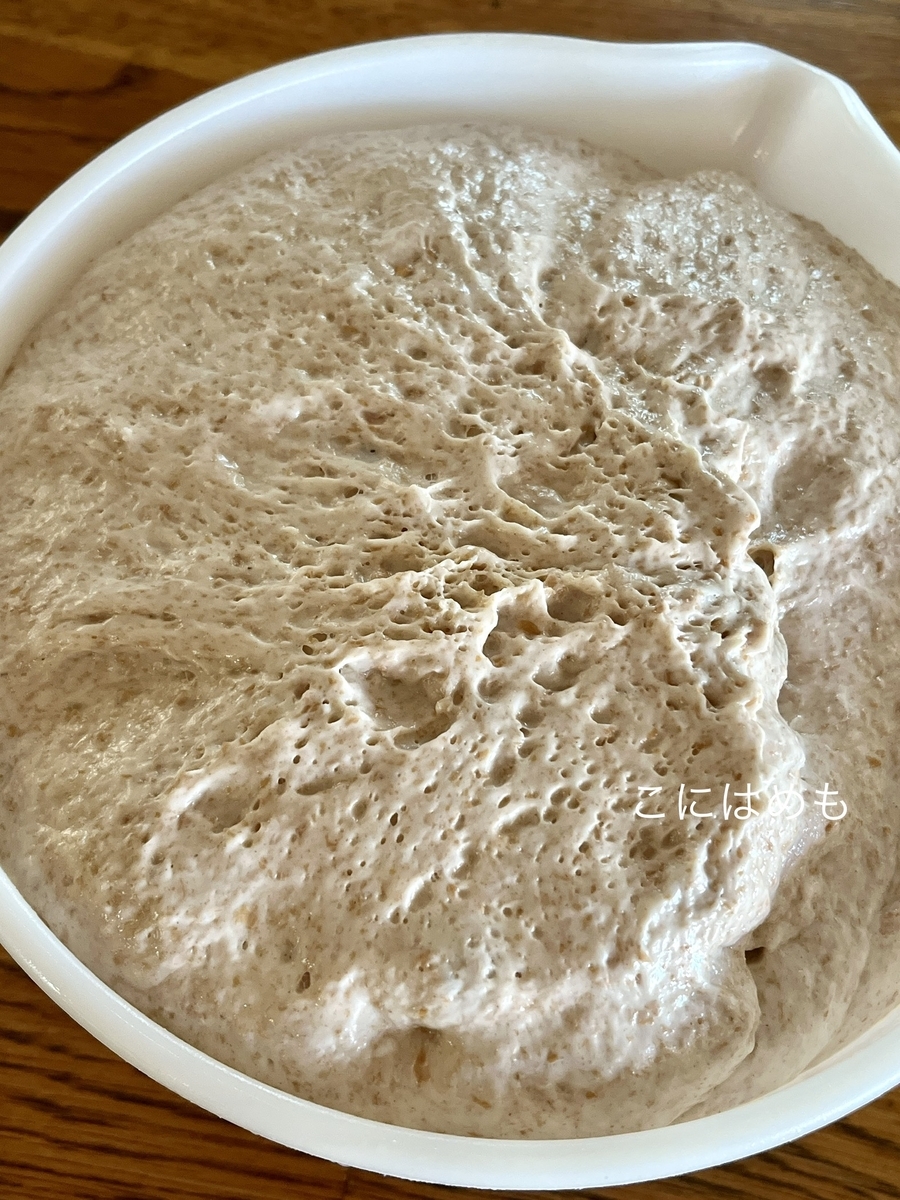 パン生地を冷蔵庫から取り出す。