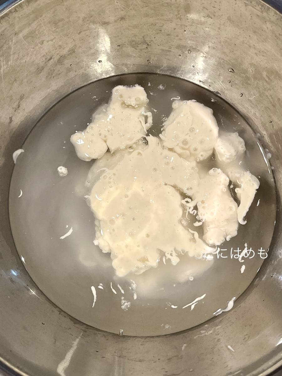 元気な天然酵母、お水、スペルト小麦、強力粉、小麦胚芽を混ぜる。