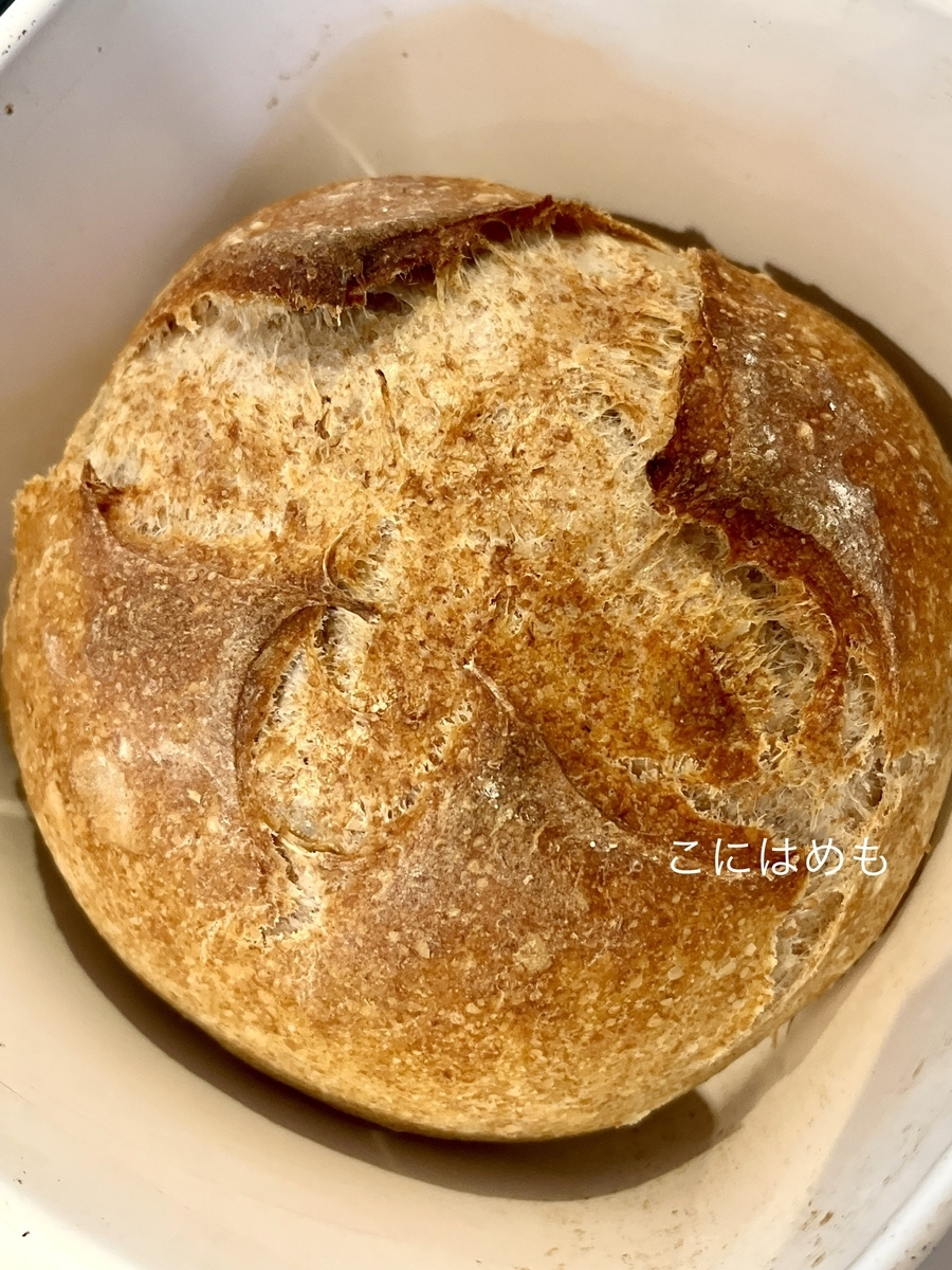 「スペルト小麦と胚芽の天然酵母パン」焼き上がり。