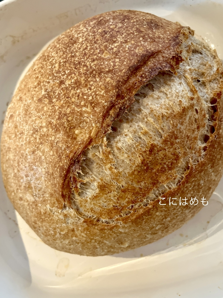 「スペルト小麦と胚芽の天然酵母パン」焼き上がり。