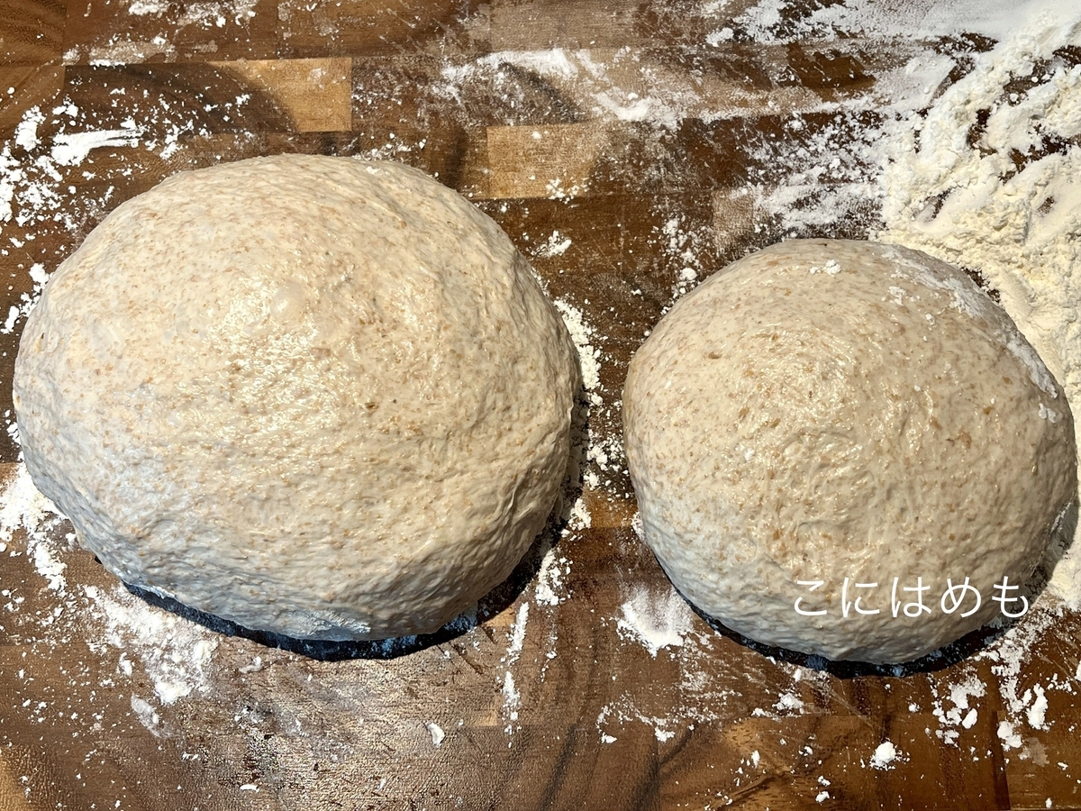 分けた生地のカットした部分が内側になるように丸くまとめる。