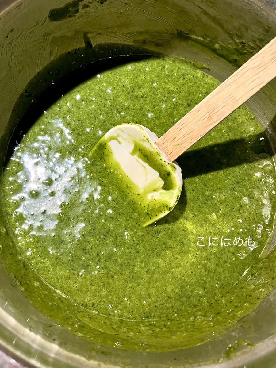 抹茶、薄力粉を入れて、混ぜる。