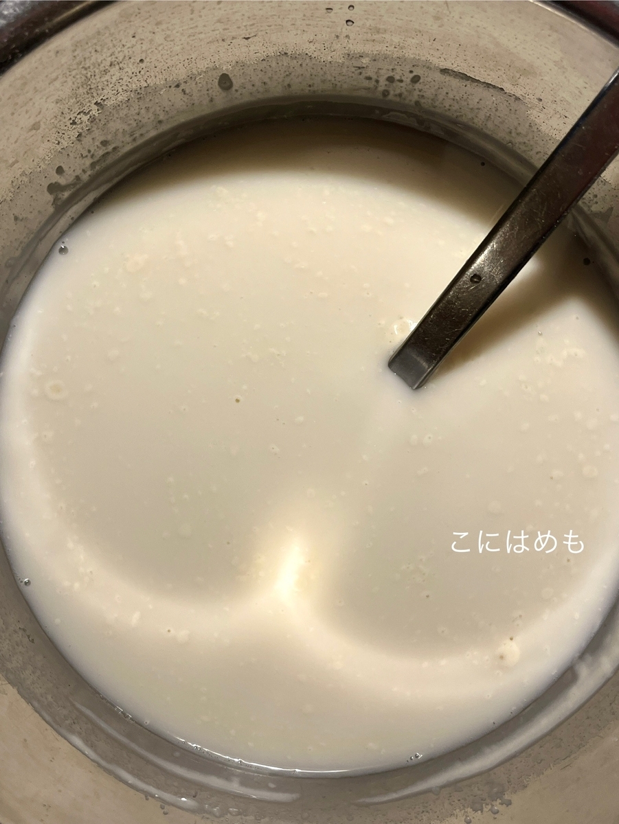元気な天然酵母、水を混ぜる。